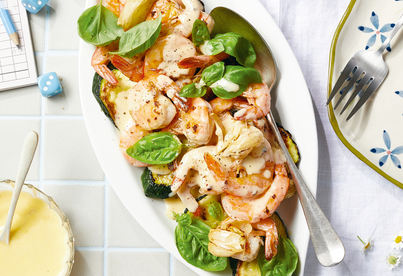 Gebratene Garnelen mit Zucchini und Zitronensauce Frisch Gekocht