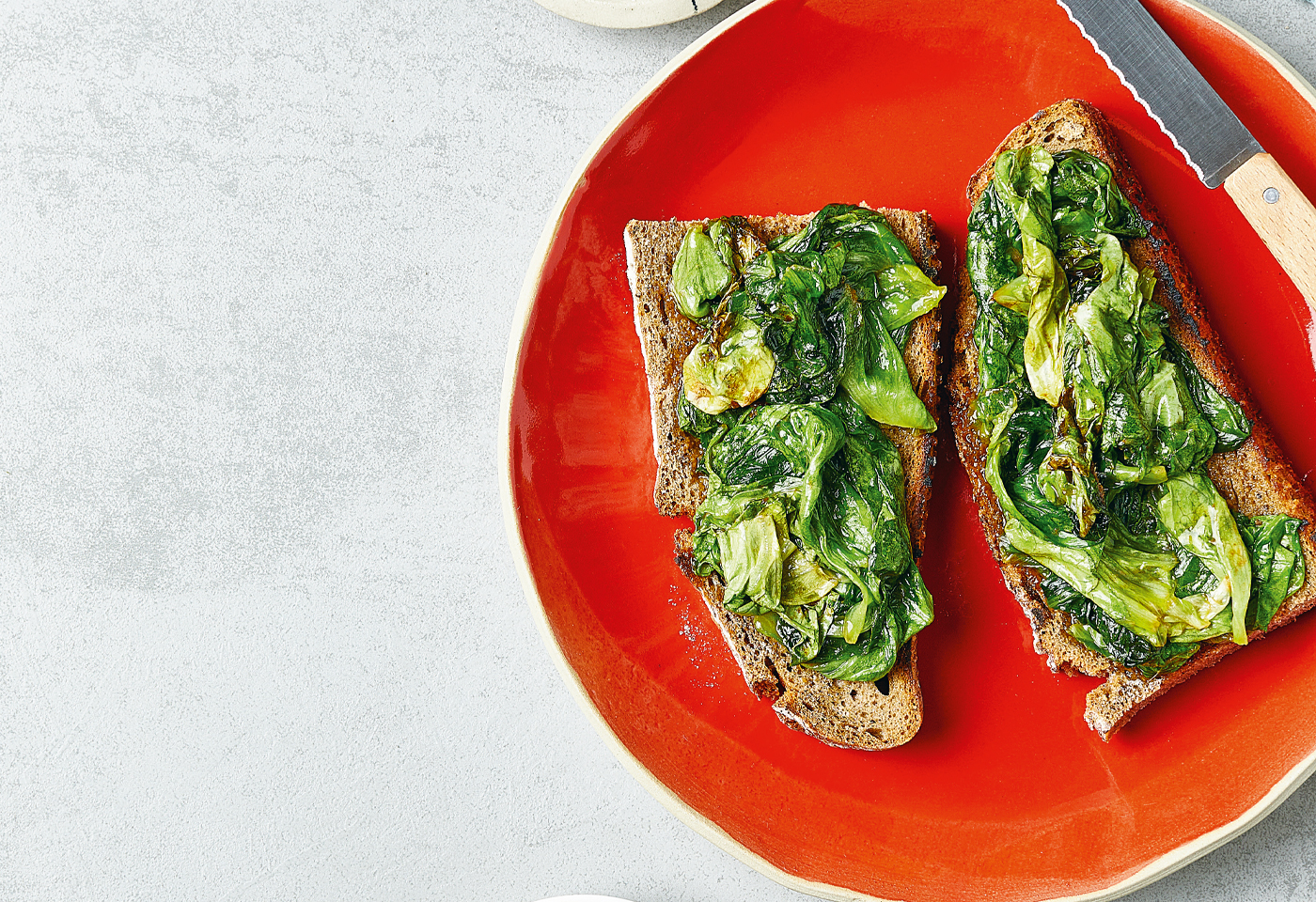 Gebratener Salat auf Röstbrot | Frisch Gekocht