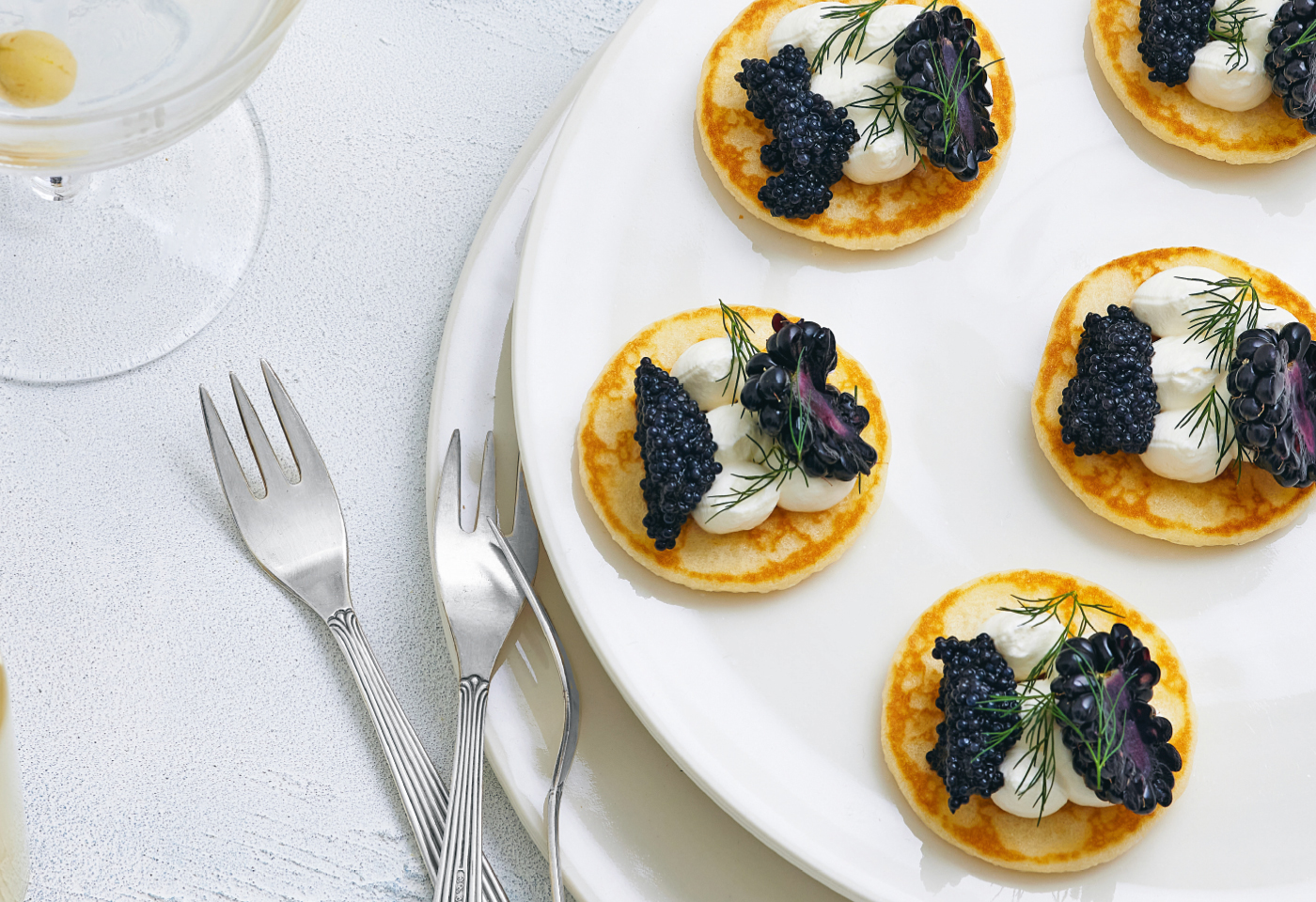 Blini mit Kaviar und Brombeeren | Frisch Gekocht