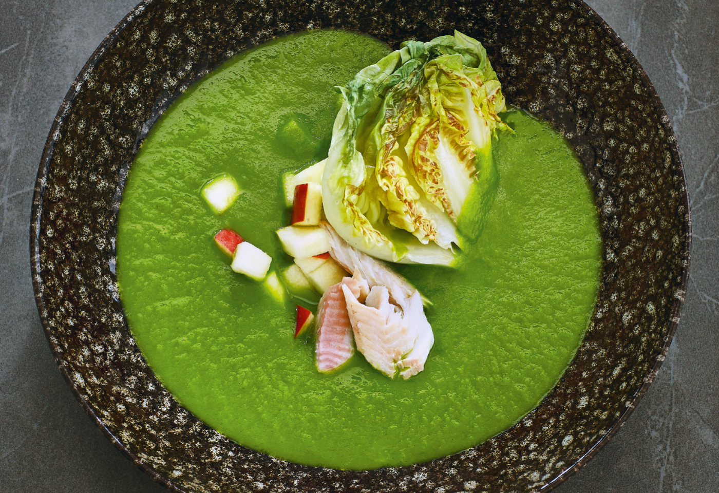 Häuptelsalatsuppe mit Apfel und Räucherforelle | Frisch Gekocht