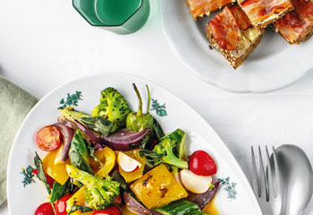Ofengemüse-Salat mit Speck-Käse-Baguette Foto: © Julia Stix