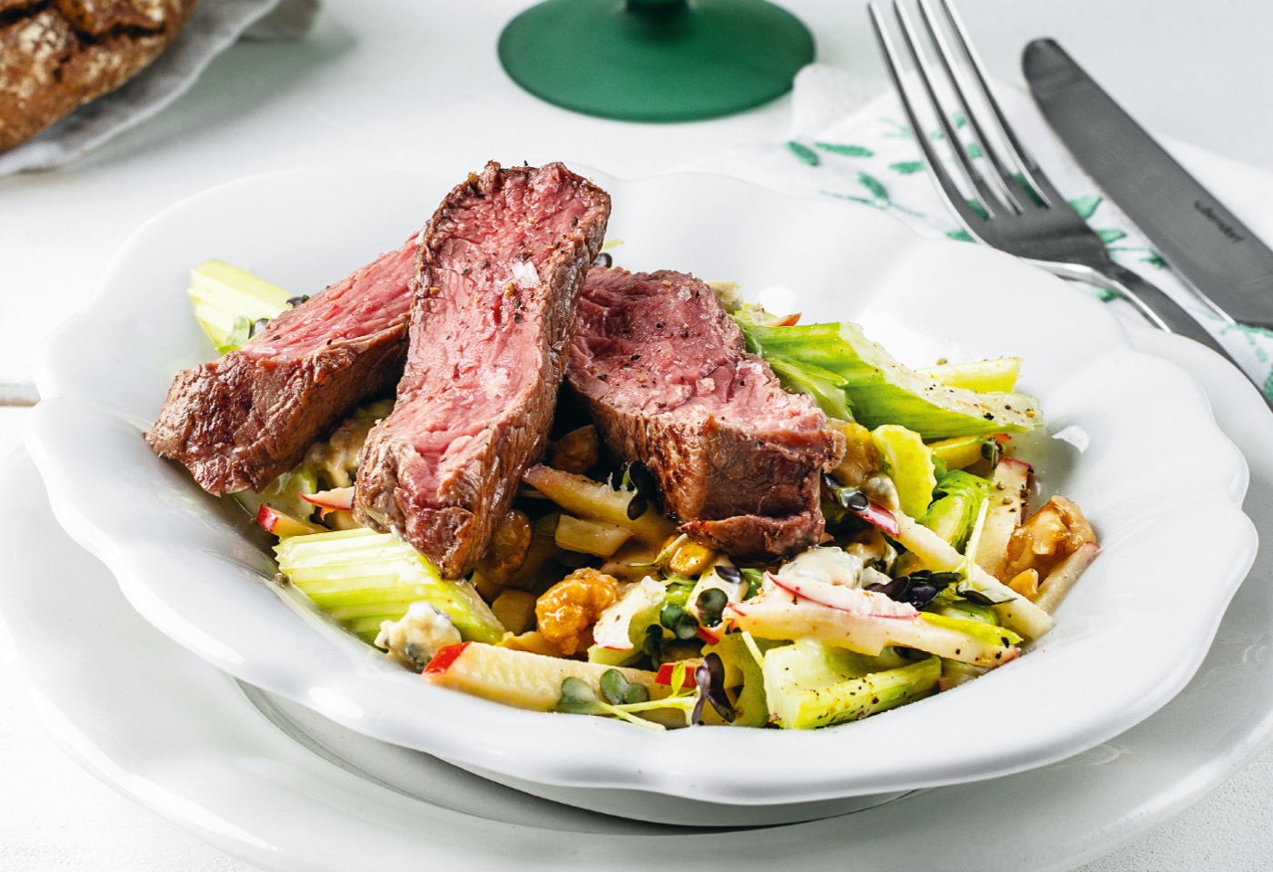 Apfel-Sellerie-Salat mit Rindsfiletstreifen | Frisch Gekocht