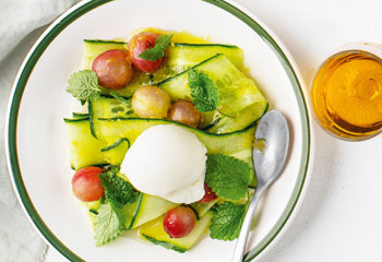 Stachelbeer-Gurken-Salat mit Zitronenmelisse und Zitronensorbet Foto: © Julia Stix