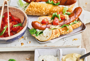 Käsekrainer-Hotdog mit gegrillten Kirschtomaten Foto: © Janne Peters