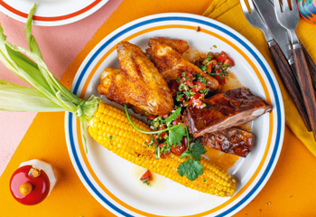 Tex-Mex-Platte mit Chicken Wings, BBQ Ribs, Grillmais und Fladenbrot Foto: © Julia Stix