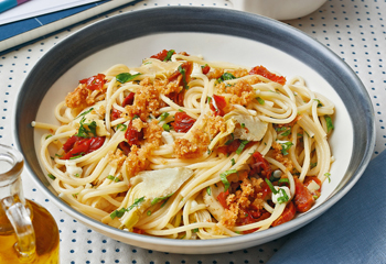 Spaghetti mit Artischocken, getrockneten Tomaten und Mozzarella Foto: © Kevin Ilse