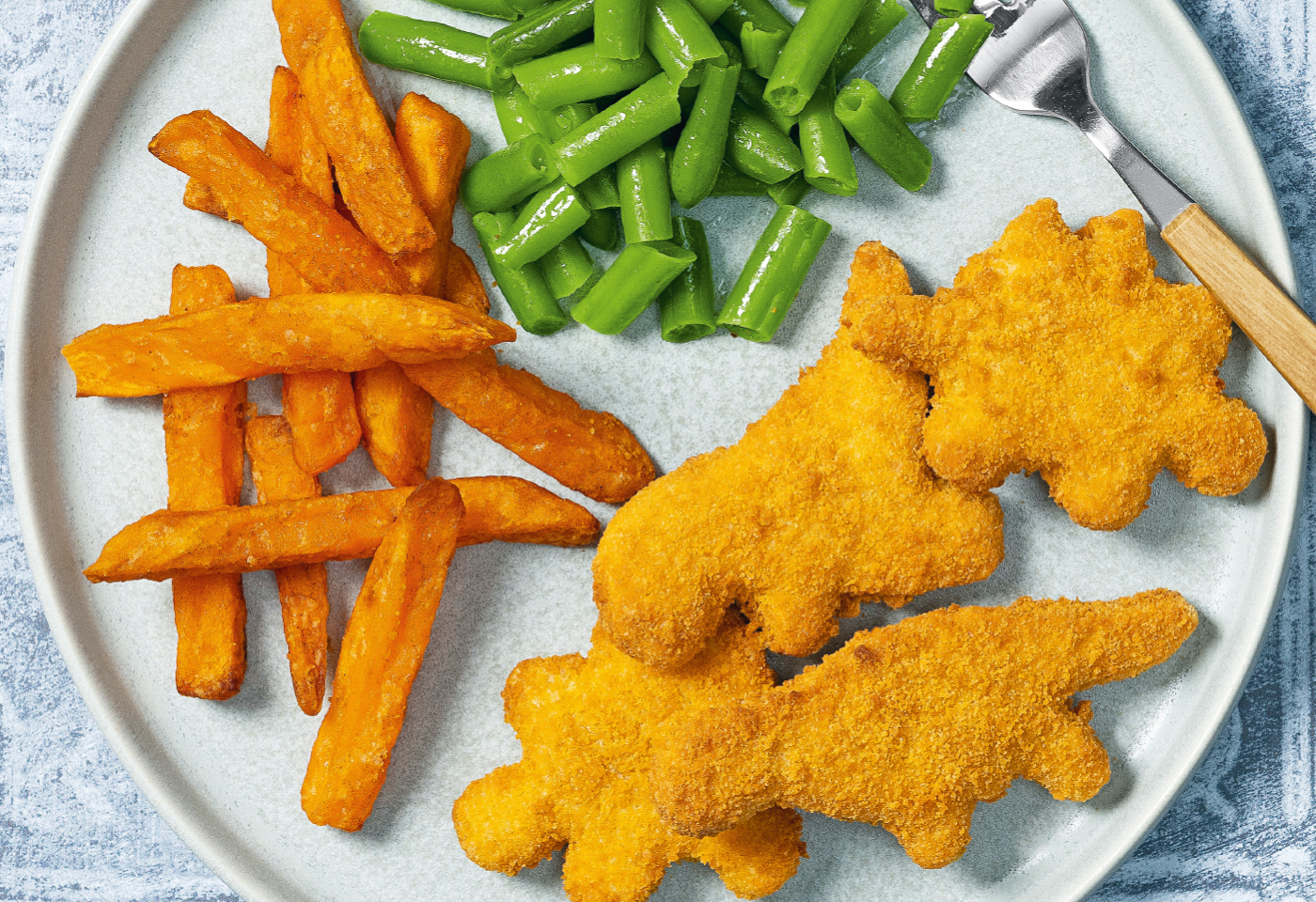 Pflanzliche DinoNuggets mit Süßkartoffelpommes und Fisolen Frisch Gekocht