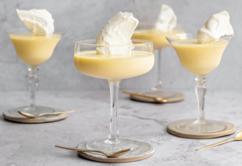 Lemon Posset - Zitronenpudding mit Labneh und Baiser Foto: © Stockfood