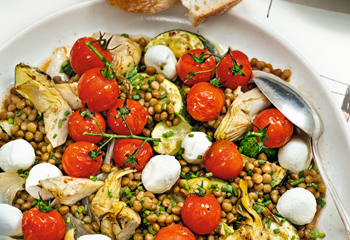Ofen-Gemüse-Salat mit Linsen und Mozzarella Foto: © Julia Geiter / Marian Inhouse-Agentur