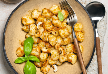 Karfiolgnocchi mit Pesto rosso und gerösteten Cashews Foto: © Julia Geiter / Marian Inouse-Agentur