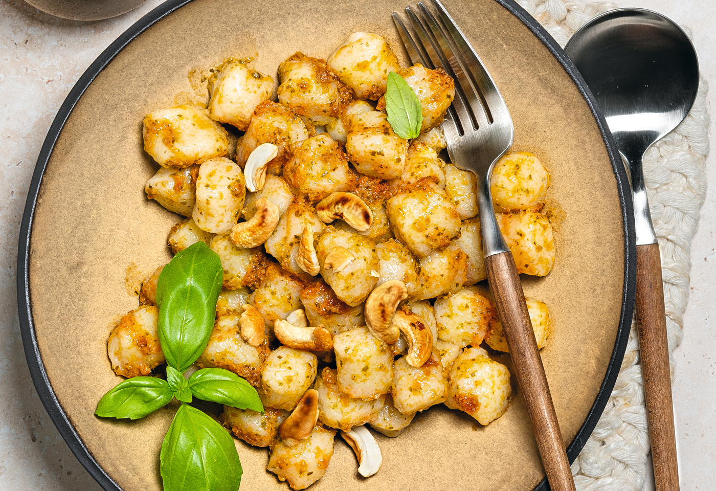 Karfiolgnocchi mit Pesto rosso und gerösteten Cashews | Frisch Gekocht