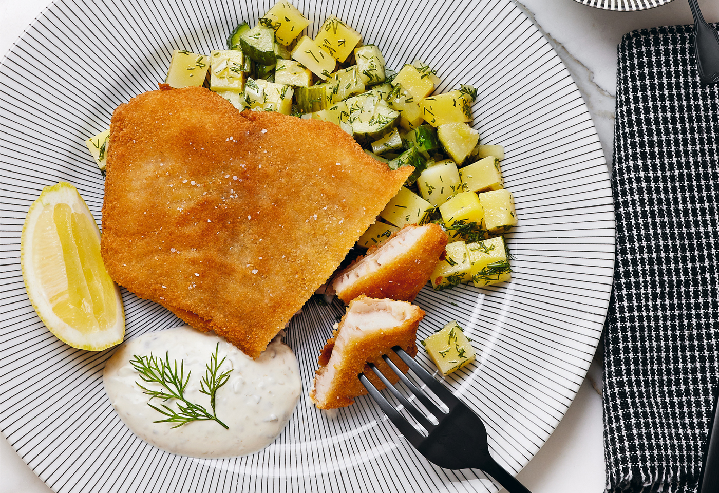 Gebackenes Karpfenfilet mit Erdäpfel-Gurken-Gemüse | Frisch Gekocht