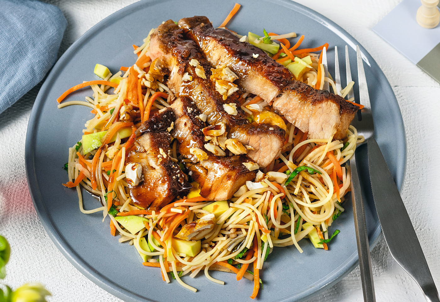 Glasiertes Kotelett mit warmem Gemüse-Nudelsalat | Frisch Gekocht
