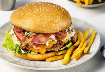 Cheeseburger mit Sauerkraut und Speck Foto: © Julia Geiter / Marian Inhouse-Agentur