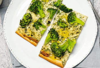 Brokkoli-Pizza mit Knoblauch-Kräuter-Creme Foto: © Julia Geiter / Marian Inhouse-Agentur