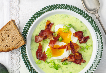Jungzwiebel-Häuptelsalat-Suppe mit Ei und Speck Foto: © Julia Stix