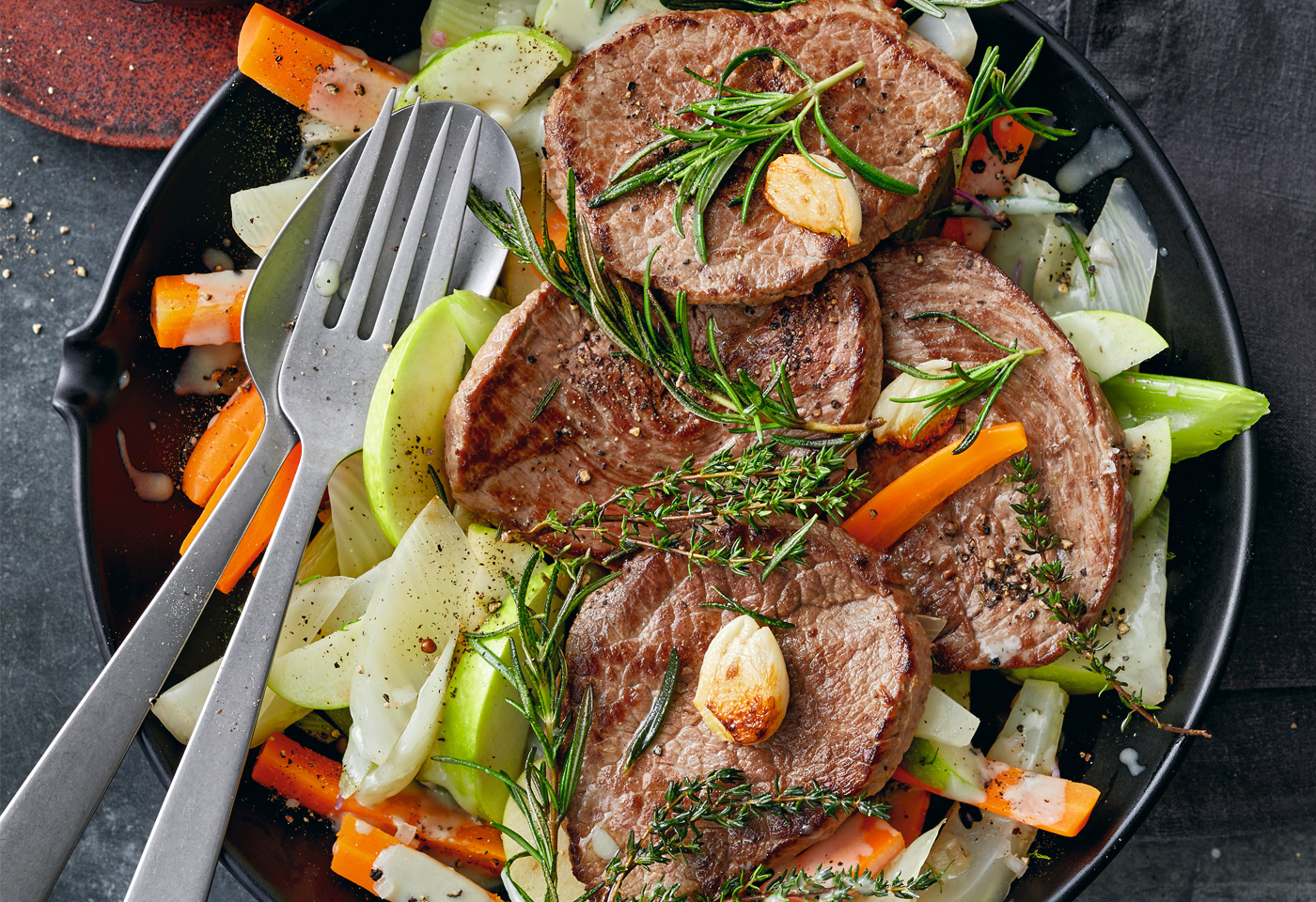 Kräuter-Minutensteaks mit Blauschimmelkäse-Frühlingssalat | Frisch Gekocht Kräuter-Minutensteaks mit Blauschimmelkäse-Frühlingssalat | Frisch Gekocht