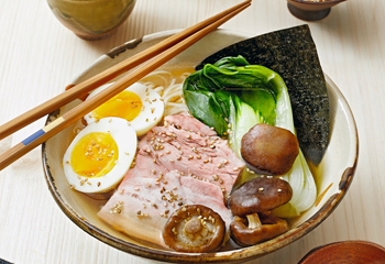 Miso-Ramen-Suppe mit Schweinebauch Foto: © Kevin Ilse