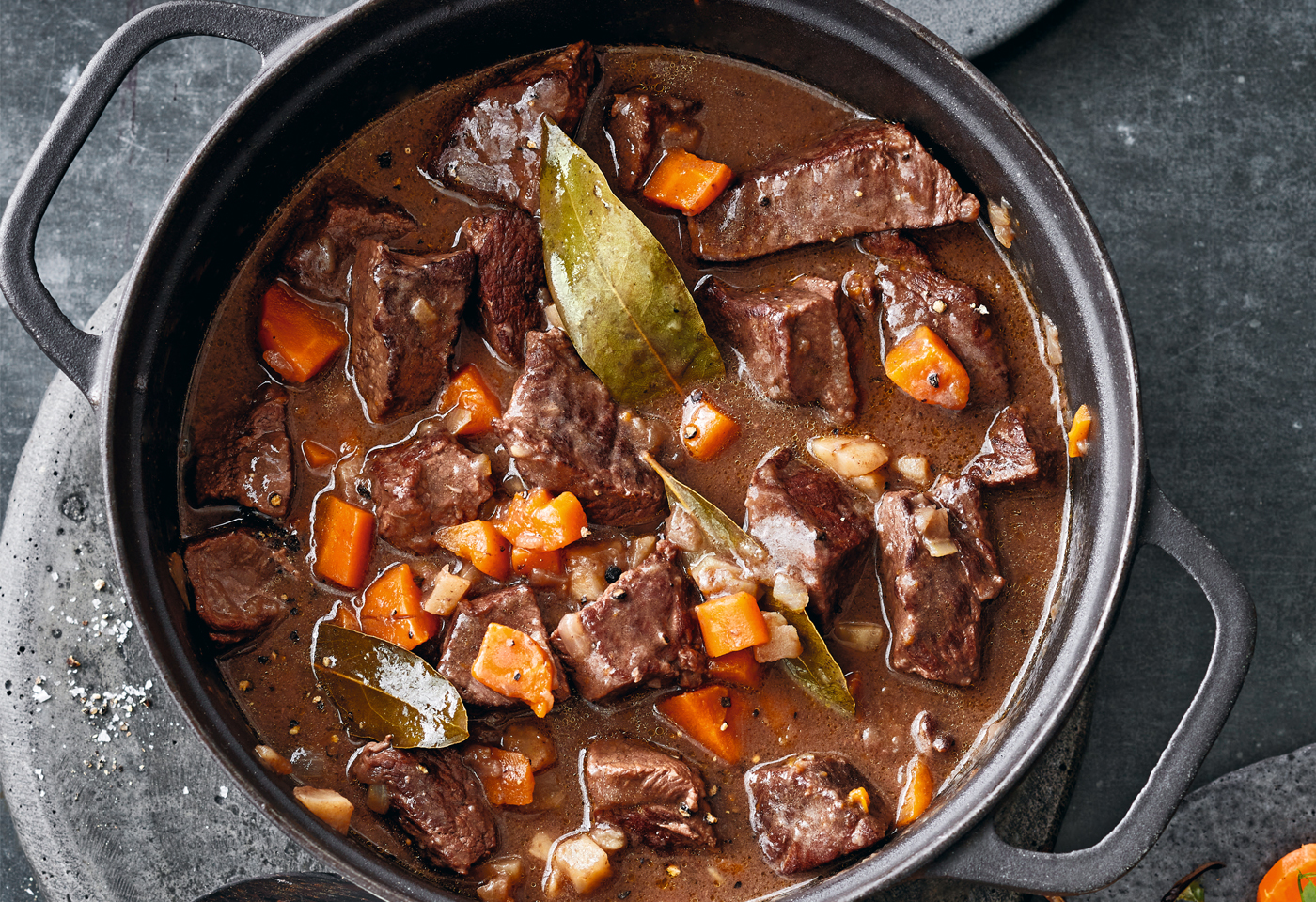 Rinderschmortopf mit Karotten-Mangold-Gemüse | Frisch Gekocht Rinderschmortopf mit Karotten-Mangold-Gemüse | Frisch Gekocht