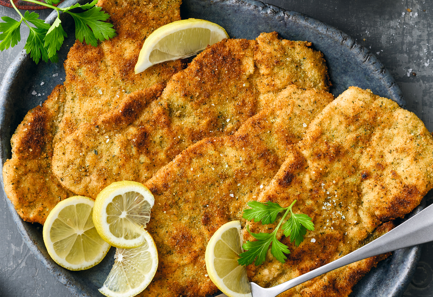 Schweinsschnitzel in Parmesan-Kräuter-Panier mit Zitronenlinguine ...