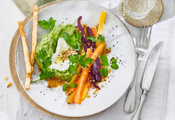 Honig-Miso-Karotten mit Brokkoli-Hummus und Pizzabrotstreifen Foto: © Julia Hoersch