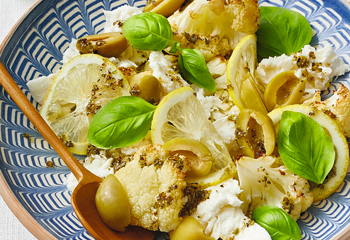 Karfiolsalat mit Mozzarella und Zitrone Foto: © Kevin Ilse