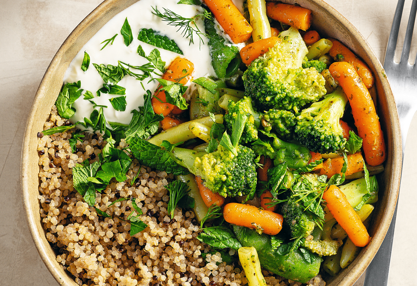 Quinoa-Röstgemüse-Bowl mit Pesto und Joghurt | Frisch Gekocht