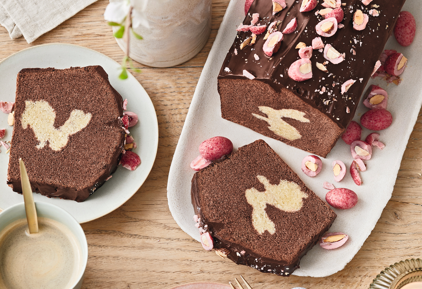 Osterhasenkuchen mit Himbeermandeln | Frisch Gekocht