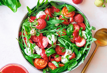 Erdbeer-Rucola-Salat mit Mini-Mozzarella Foto: © StockFood