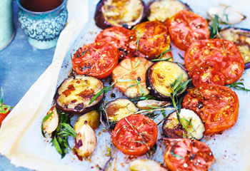 Ofen-Tomaten und -Melanzani mit Kräutern Foto: © StockFood