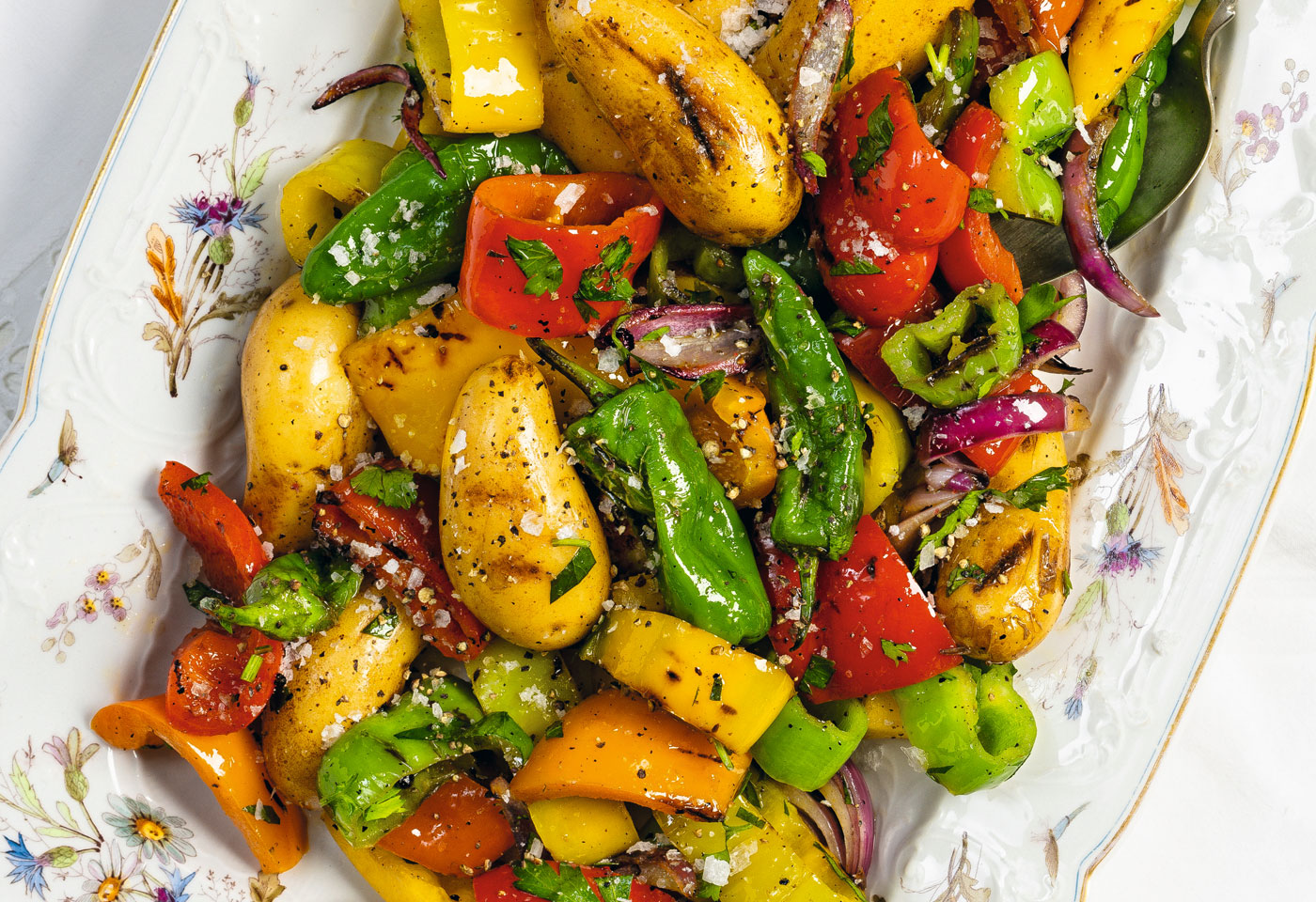 Gegrillte Paprika mit heurigen Erdäpfeln und Kräuterjoghurt | Frisch ...