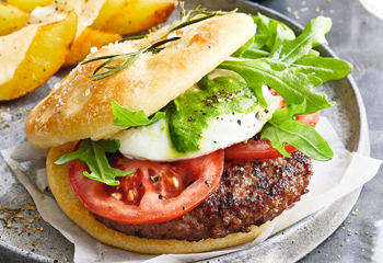 Italian Burger mit Mozzarella-Grillerdäpfeln Foto: © Janne Peters