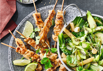 Grill-Teriyakispiesse mit grünem Gemüse-Kiwi-Salat und Knoblauchbrot Foto: © Janne Peters