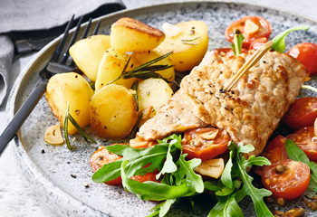 Rucola-Tomaten-Schnitzelrouladen mit Rosmarin-Erdäpfeln Foto: © Janne Peters