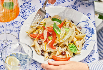 Zitroniger Fenchel-Tomaten-Nudelsalat mit Ziegenfrischkäse Foto: © Janne Peters