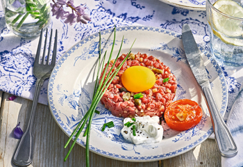 Beef Tatar mit Ofentomaten und Bergkäsetoast Foto: © Janne Peters