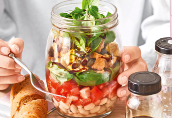 Tofu-Poké-Salat im Glas mit Bohnen und Kernöl Foto: © Janne Peters