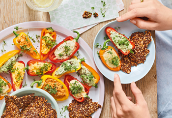 Gefüllte Snack-Paprika mit Saaten-Crackern Foto: © Janne Peters