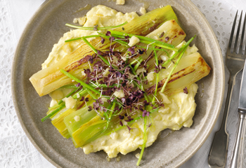 Miso-Lauch mit Parmesan-Erdäpfelpüree Foto: © Matthias Piket/Marian Inhouse-Agentur