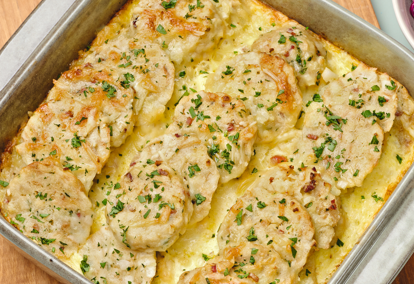 Bergkäse-Knödel-Auflauf mit Rotkrautsalat | Frisch Gekocht