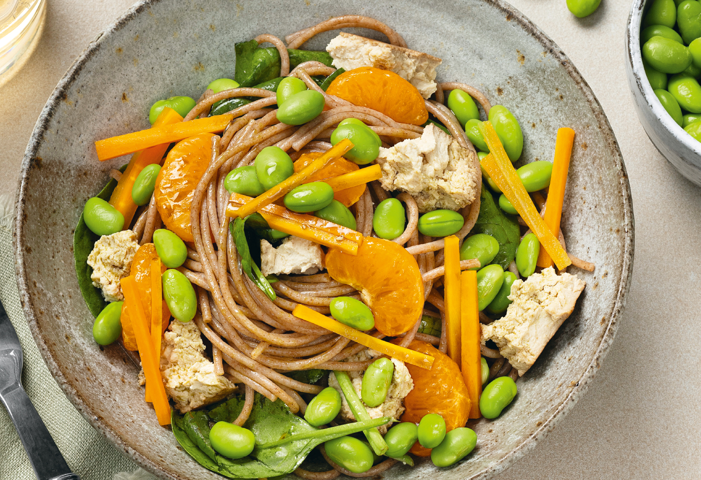 Lauwarmer Pastasalat mit Edamame, Mandarinen und Tofu | Frisch Gekocht