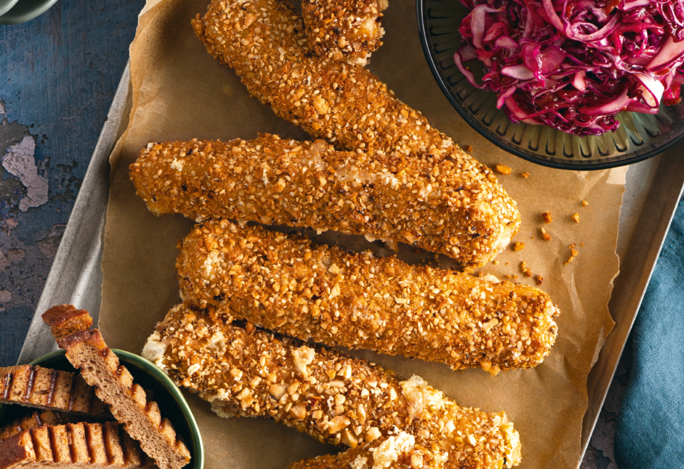 Gebackener Gouda in Dukkah-Panier mit Rotkraut-Zwetschken-Salat ...