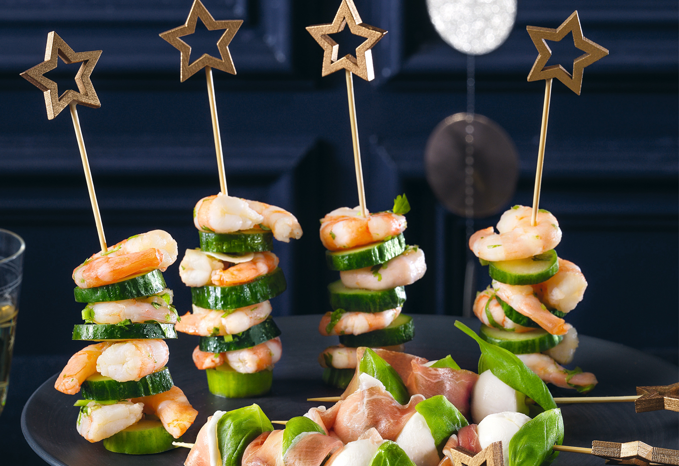 Getrüffelte Mozzarella-Prosciutto-Spieße &amp; Gurken-Garnelen-Spieße mit ...