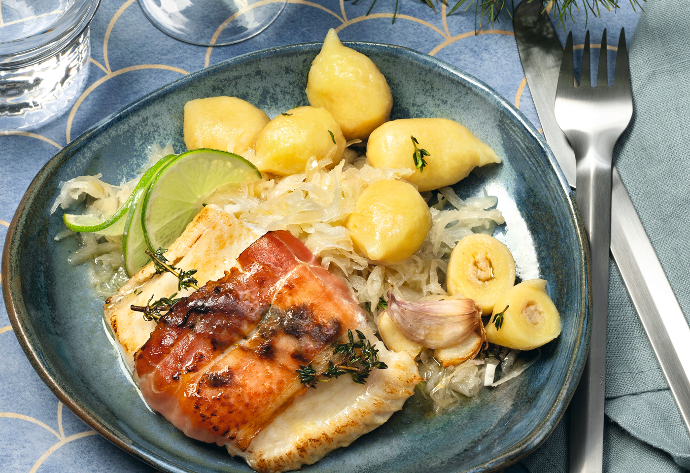 Steinbeißerfilet im Speckmantel mit Champagner-Sauerkraut und ...