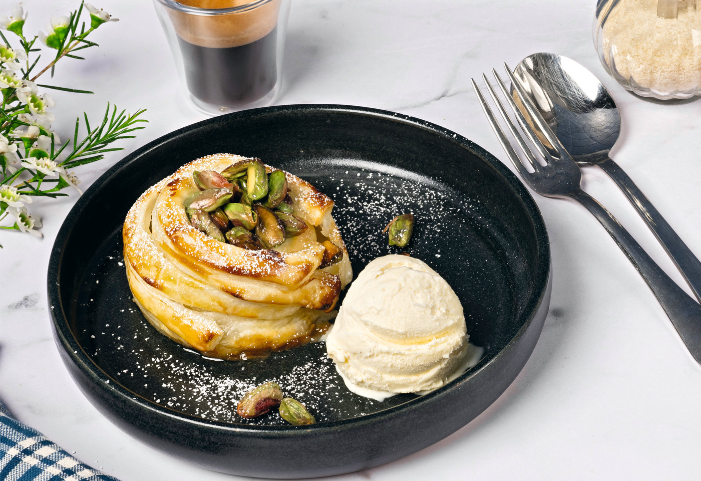 Apfel im Blätterteigrock mit Vanilleeis | Frisch Gekocht