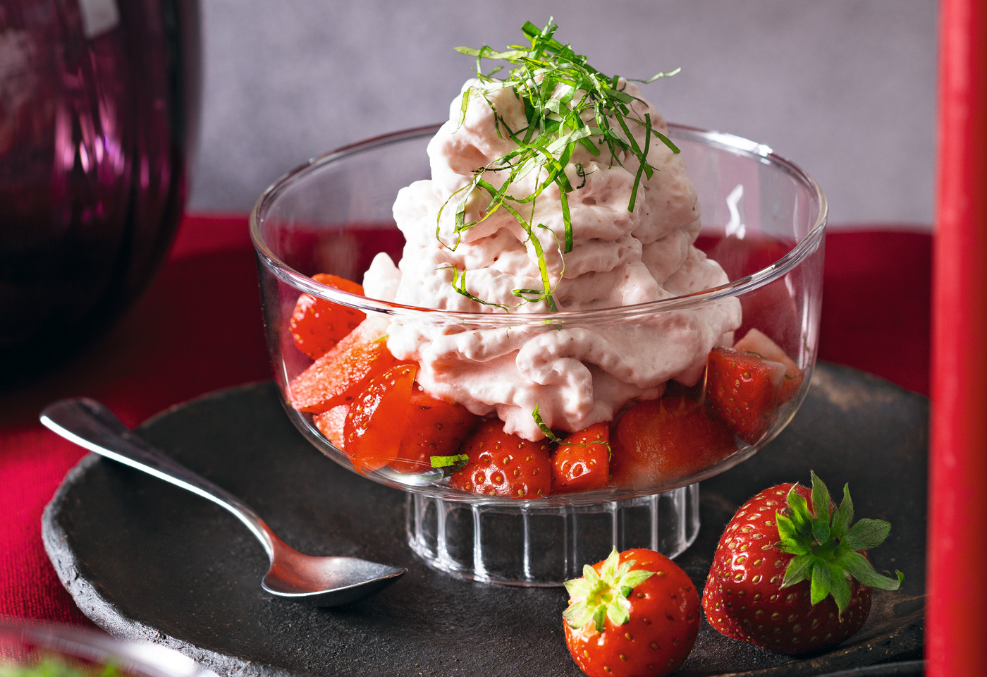 Erdbeer-Mousse mit frischen Erdbeeren und Minze | Frisch Gekocht