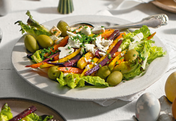Bunte Ofenkarotten mit Oliven-Feta-Salat Foto: © Julia Geiter/Marian Inhouse-Agentur Bunte Ofenkarotten mit Oliven-Feta-Salat Foto: © Julia Geiter/Marian Inhouse-Agentur