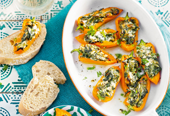 Grillpaprika mit Spinat-Ziegenkäse-Fülle Foto: © StockFood Grillpaprika mit Spinat-Ziegenkäse-Fülle Foto: © StockFood