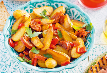 Erdäpfelspalten mit Chorizo und Paprika Foto: © StockFood Erdäpfelspalten mit Chorizo und Paprika Foto: © StockFood