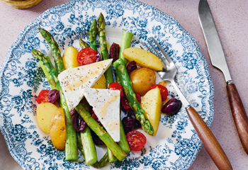 Spargel-Erdäpfel-Gemüse mit Ziegenkäse Foto: © Elke Gebeshuber/Marian Inhouse-Agentur Spargel-Erdäpfel-Gemüse mit Ziegenkäse Foto: © Elke Gebeshuber/Marian Inhouse-Agentur